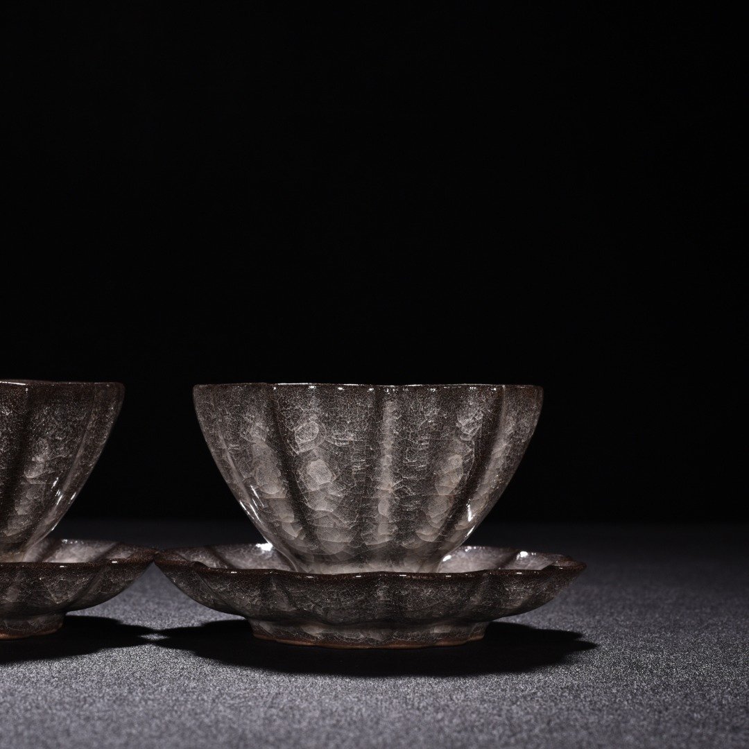 Song Dynasty official kiln ice cracked edge cup