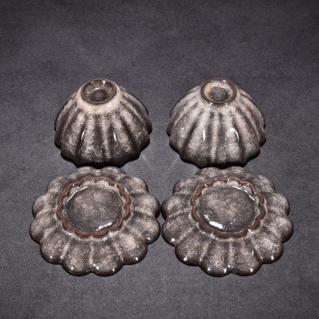 Song Dynasty official kiln ice cracked edge cup