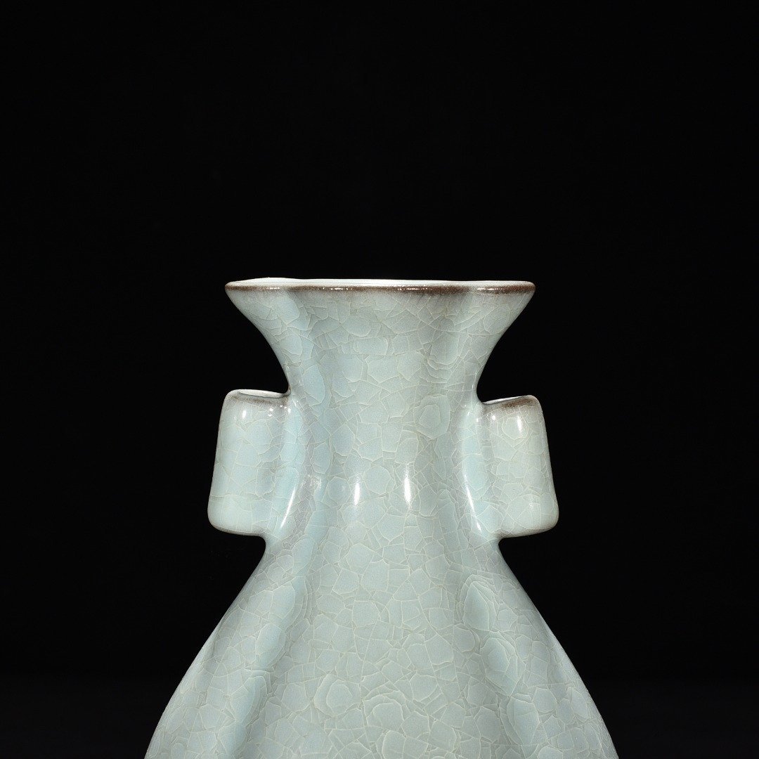 Song Dynasty official kiln ice cracked crabapple style through-ear bottle