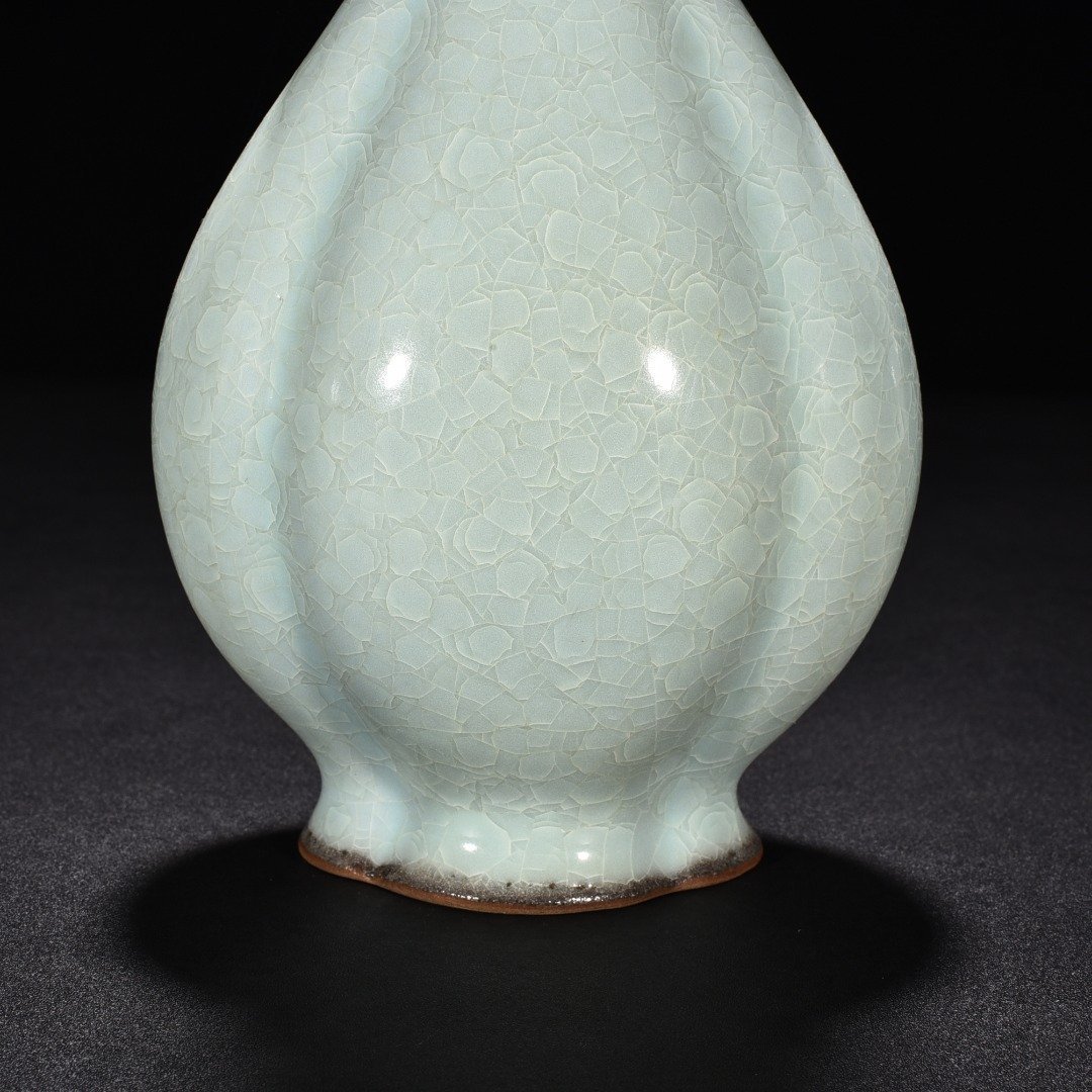 Song Dynasty official kiln ice cracked crabapple style through-ear bottle
