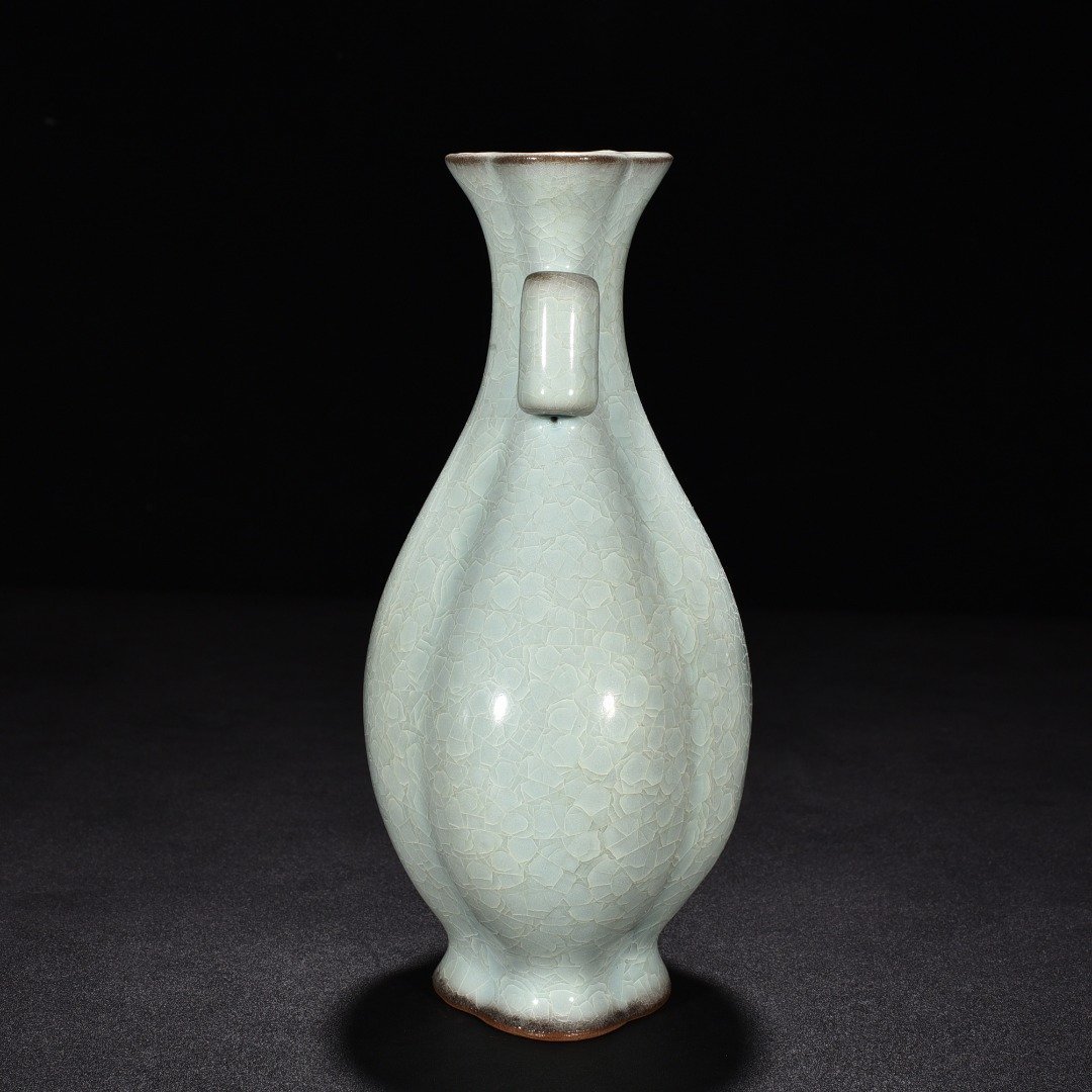 Song Dynasty official kiln ice cracked crabapple style through-ear bottle
