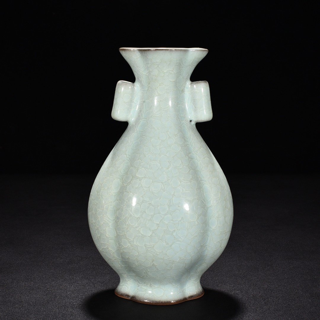 Song Dynasty official kiln ice cracked crabapple style through-ear bottle