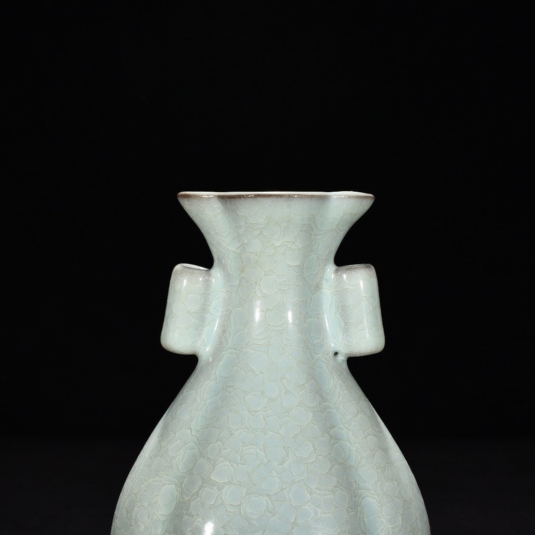 Song Dynasty official kiln ice cracked crabapple style through-ear bottle