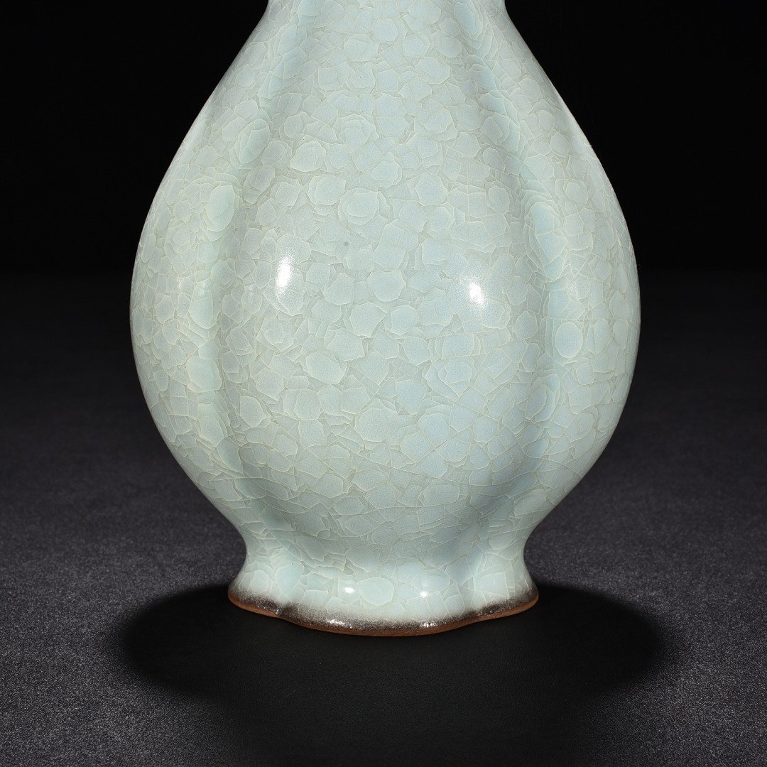 Song Dynasty official kiln ice cracked crabapple style through-ear bottle