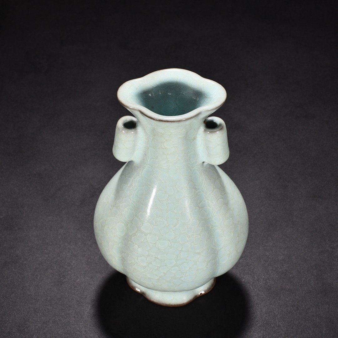 Song Dynasty official kiln ice cracked crabapple style through-ear bottle