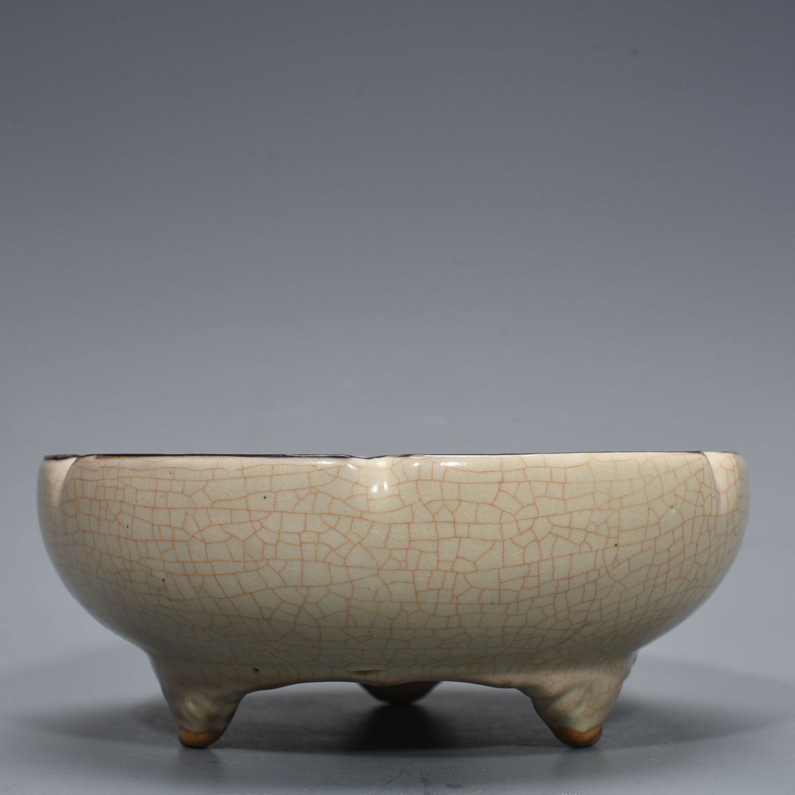 Song Dynasty official kiln moon white glaze three-legged sunflower wash