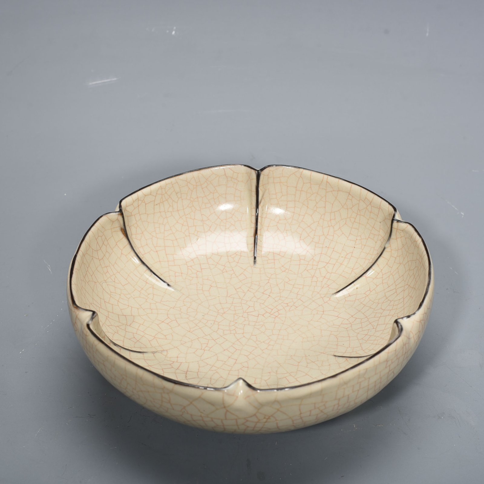 Song Dynasty official kiln moon white glaze three-legged sunflower wash