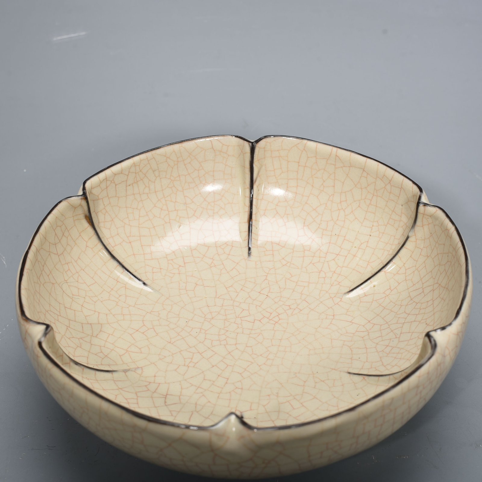 Song Dynasty official kiln moon white glaze three-legged sunflower wash