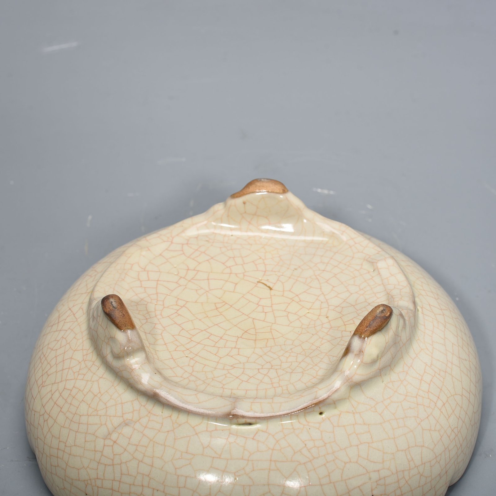 Song Dynasty official kiln moon white glaze three-legged sunflower wash