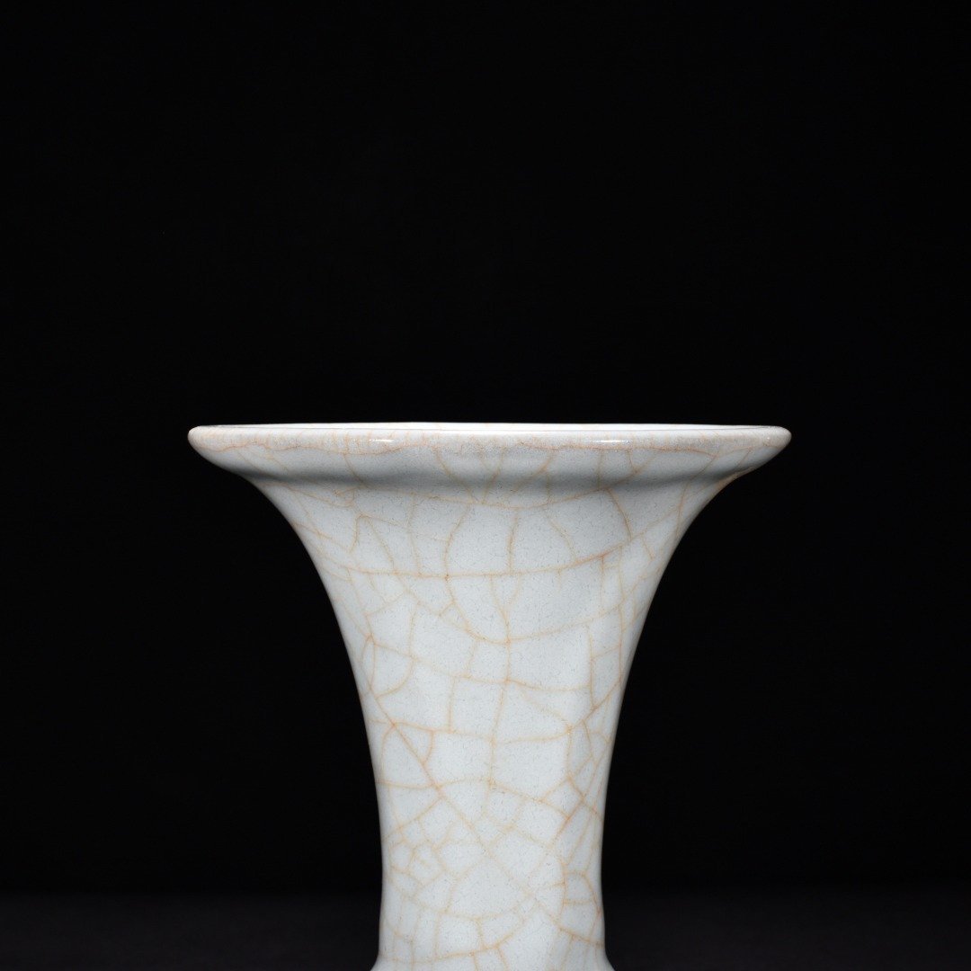 Song Dynasty official kiln moon white glaze halberd flower goblet