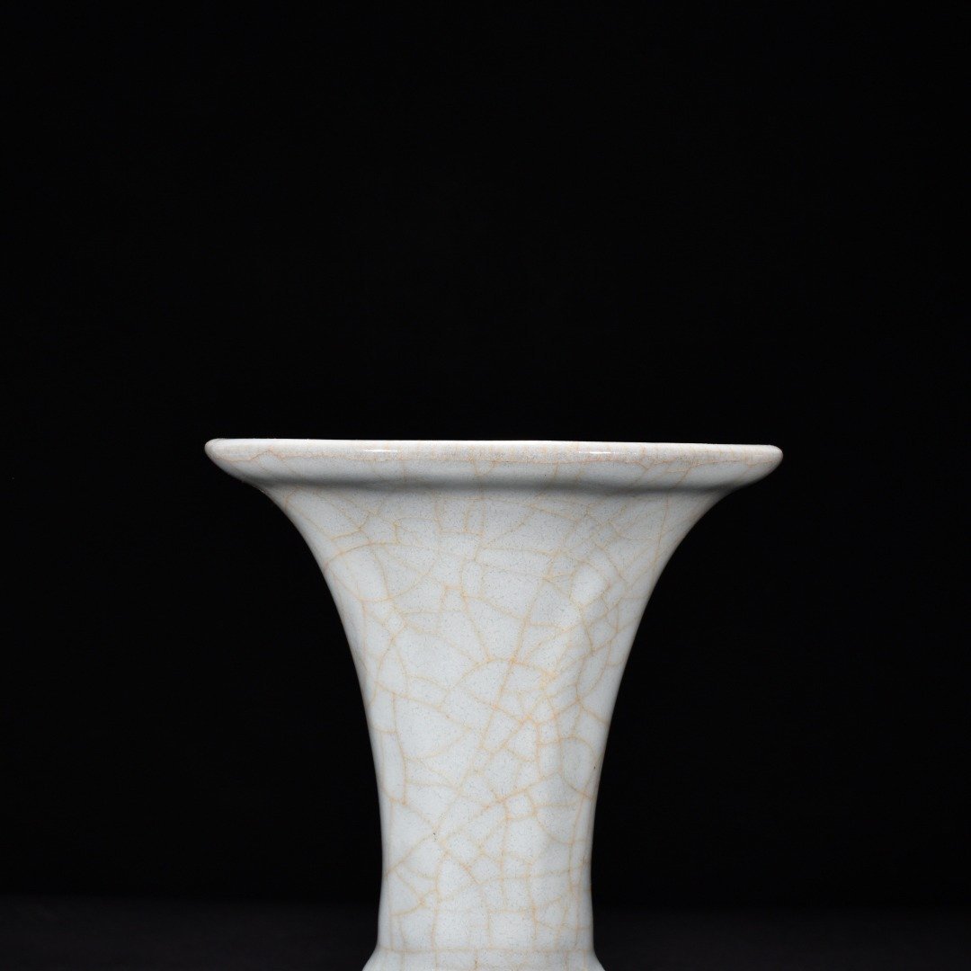 Song Dynasty official kiln moon white glaze halberd flower goblet