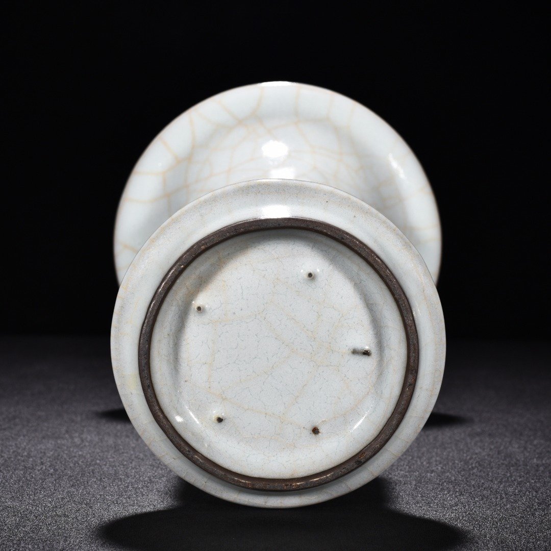 Song Dynasty official kiln moon white glaze halberd flower goblet
