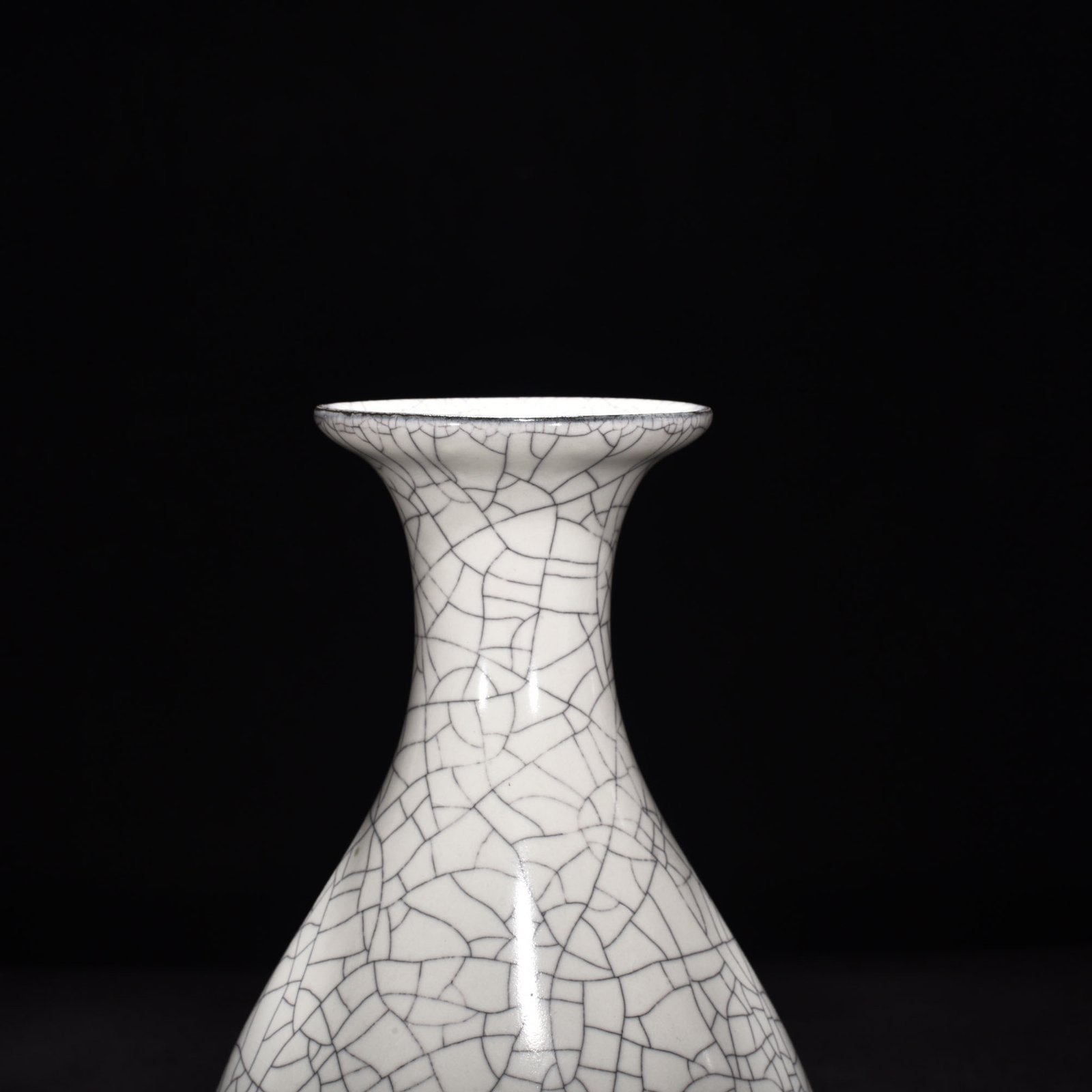 Song Dynasty official kiln moon white glaze engraved with poetry pattern jade pot spring vase