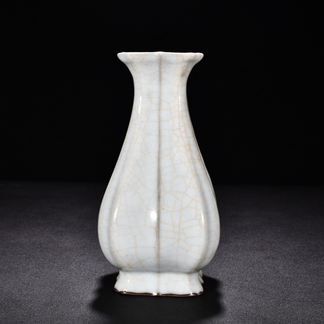 Song Dynasty official kiln moon white glaze square jade pot spring vase