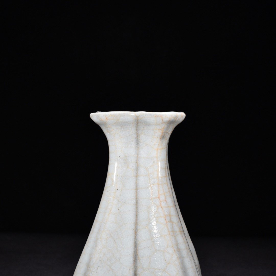 Song Dynasty official kiln moon white glaze square jade pot spring vase