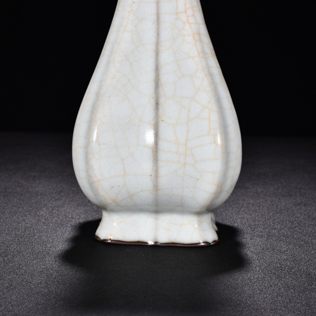 Song Dynasty official kiln moon white glaze square jade pot spring vase