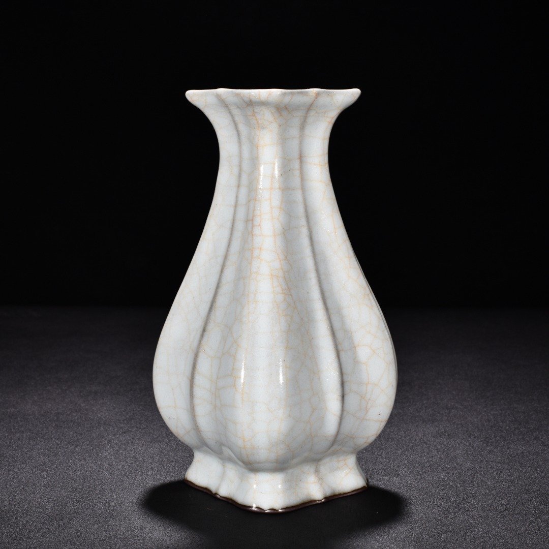 Song Dynasty official kiln moon white glaze square jade pot spring vase