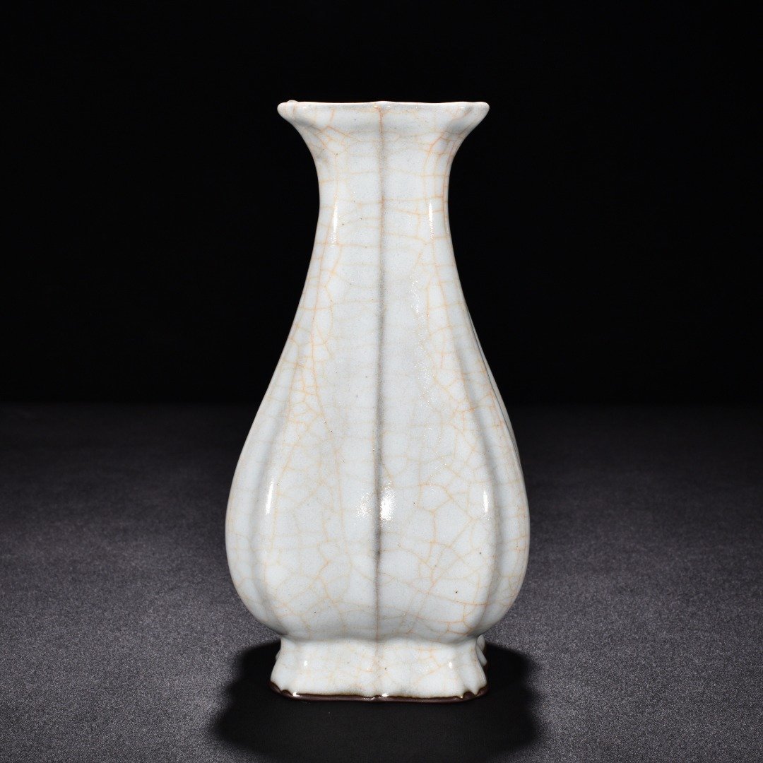 Song Dynasty official kiln moon white glaze square jade pot spring vase