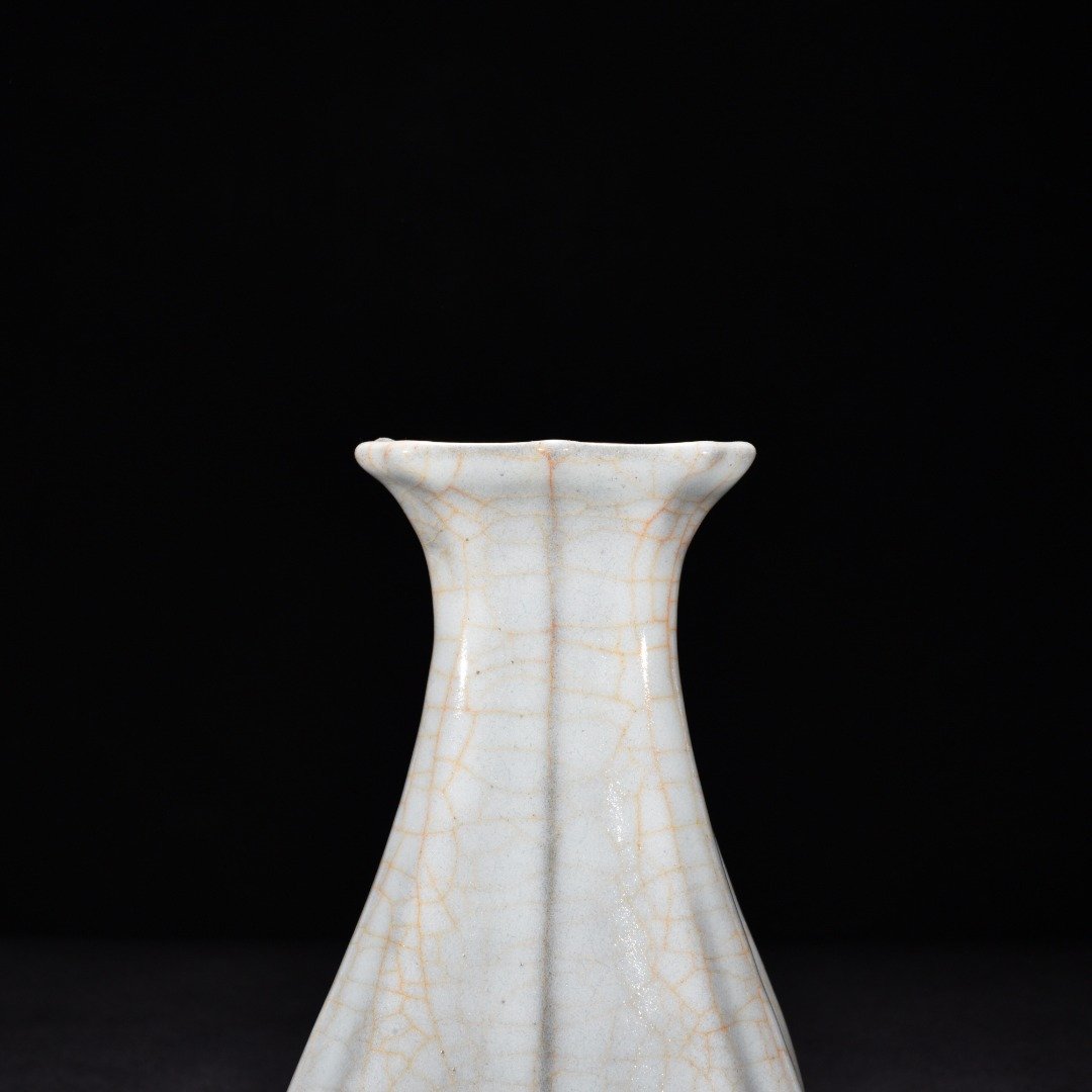 Song Dynasty official kiln moon white glaze square jade pot spring vase