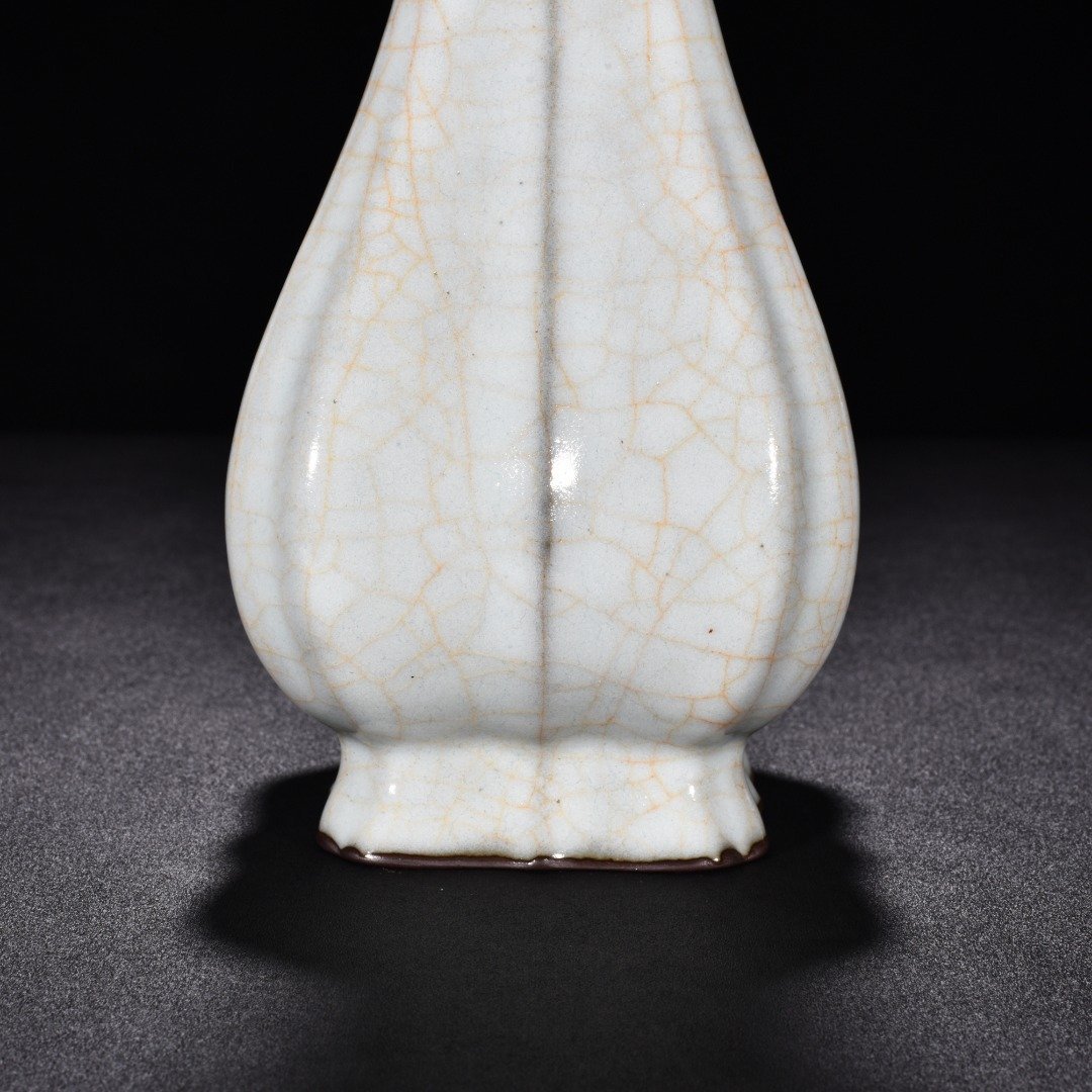 Song Dynasty official kiln moon white glaze square jade pot spring vase