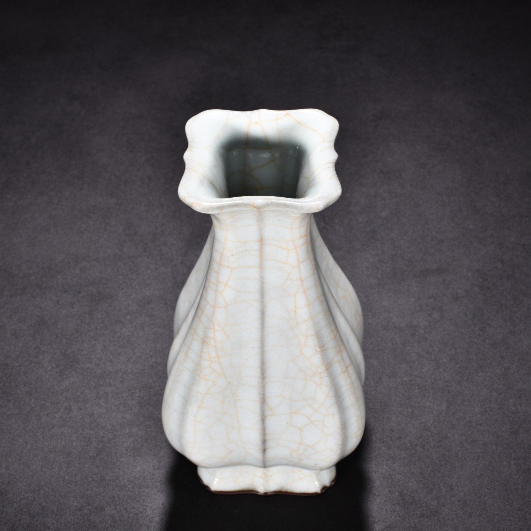 Song Dynasty official kiln moon white glaze square jade pot spring vase