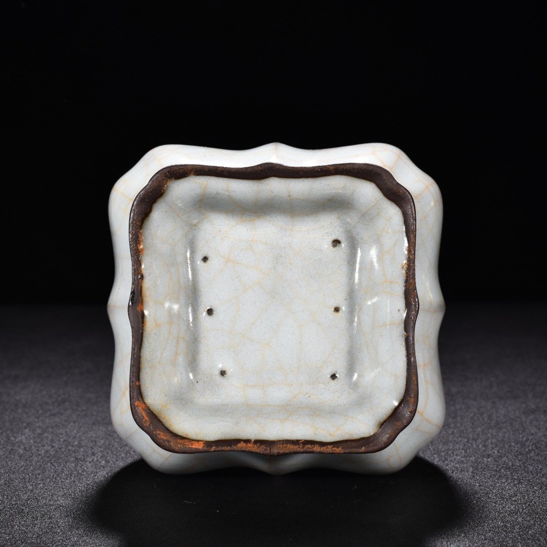 Song Dynasty official kiln moon white glaze square jade pot spring vase