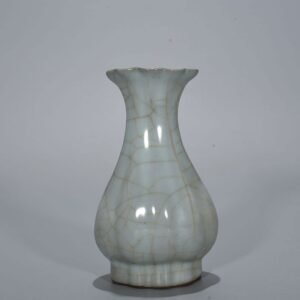 Song Dynasty official kiln moon white glazed melon vase