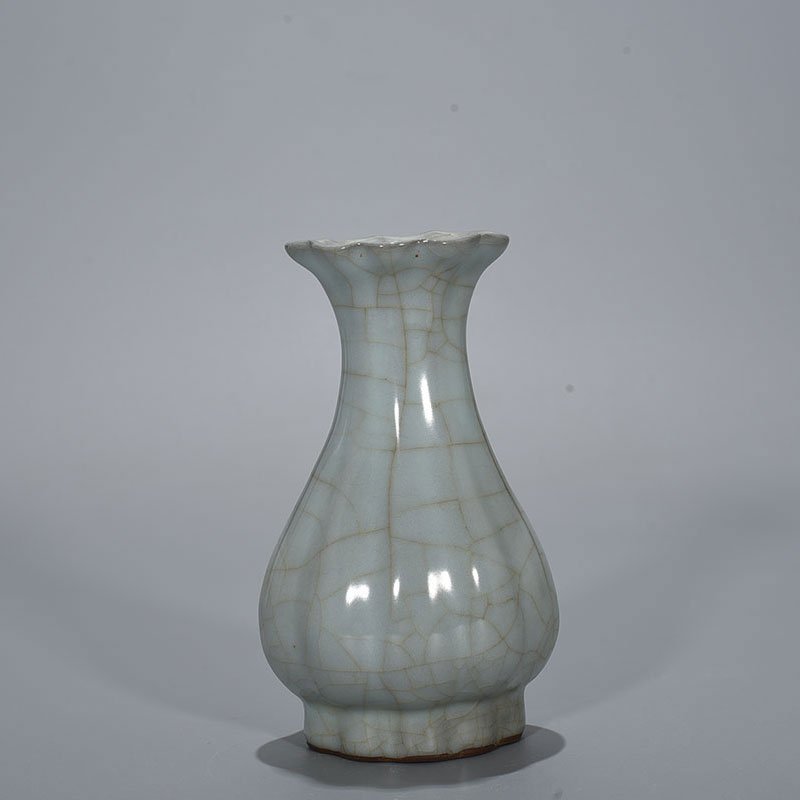 Song Dynasty official kiln moon white glazed melon vase