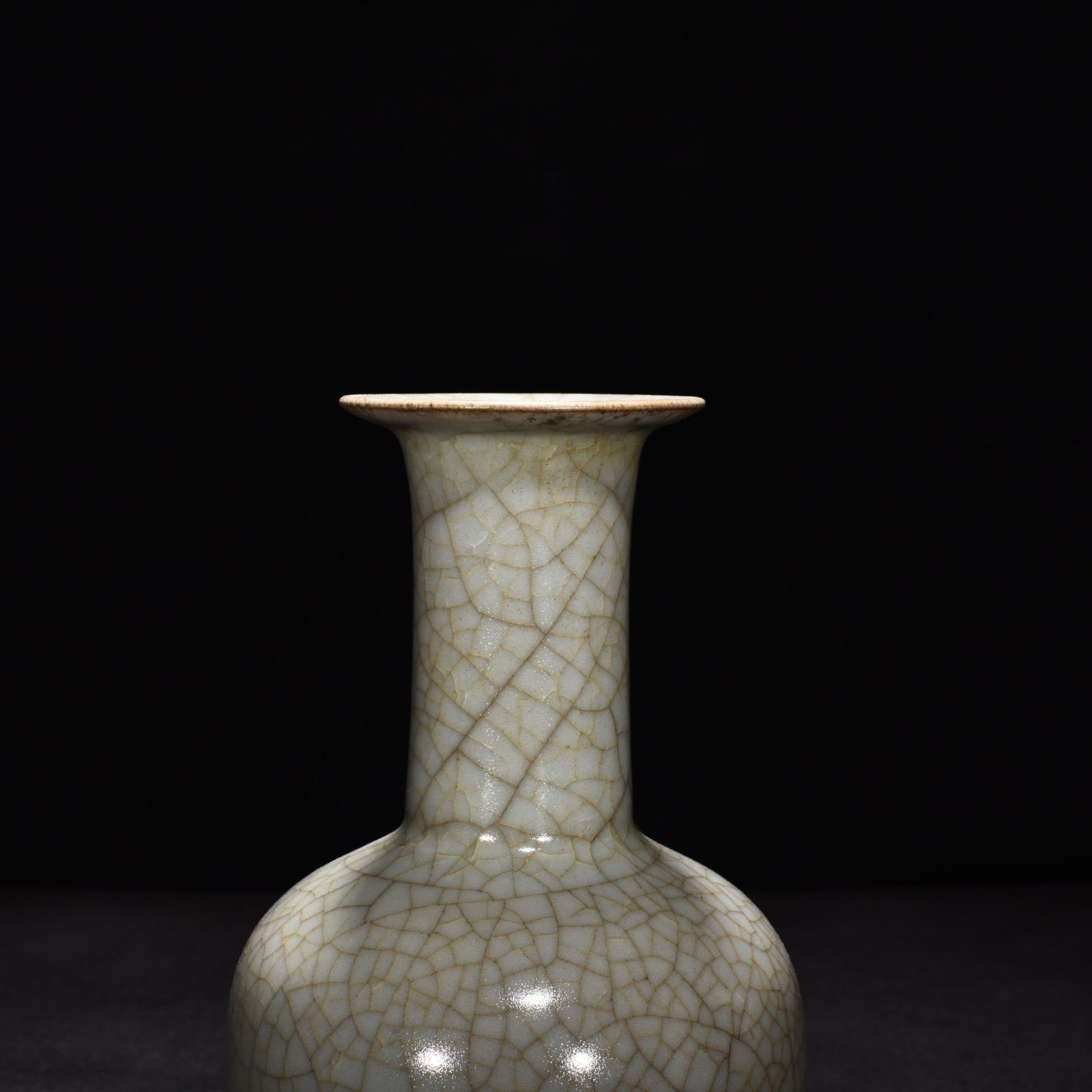 Song Dynasty official kiln moon white glaze vase