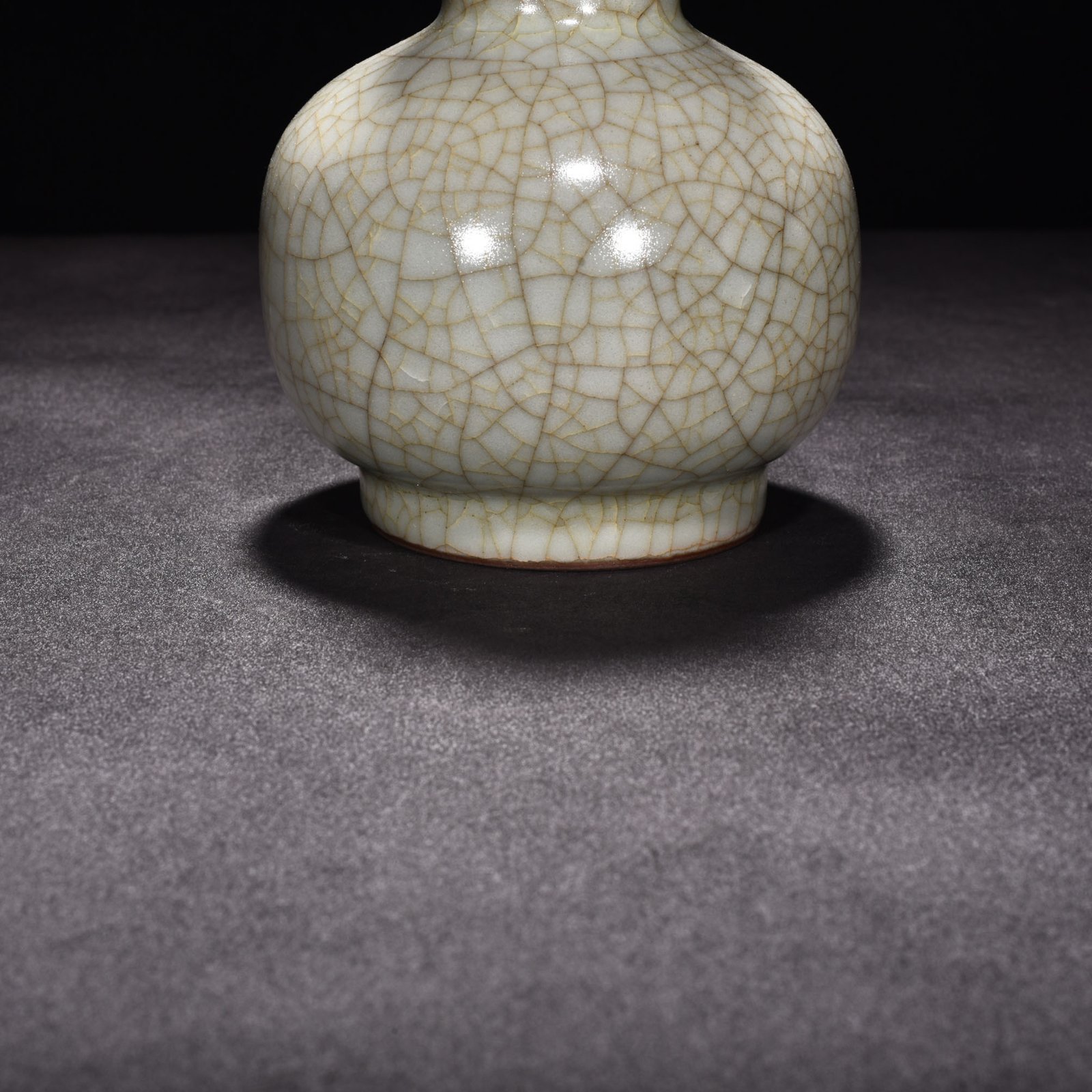 Song Dynasty official kiln moon white glaze vase