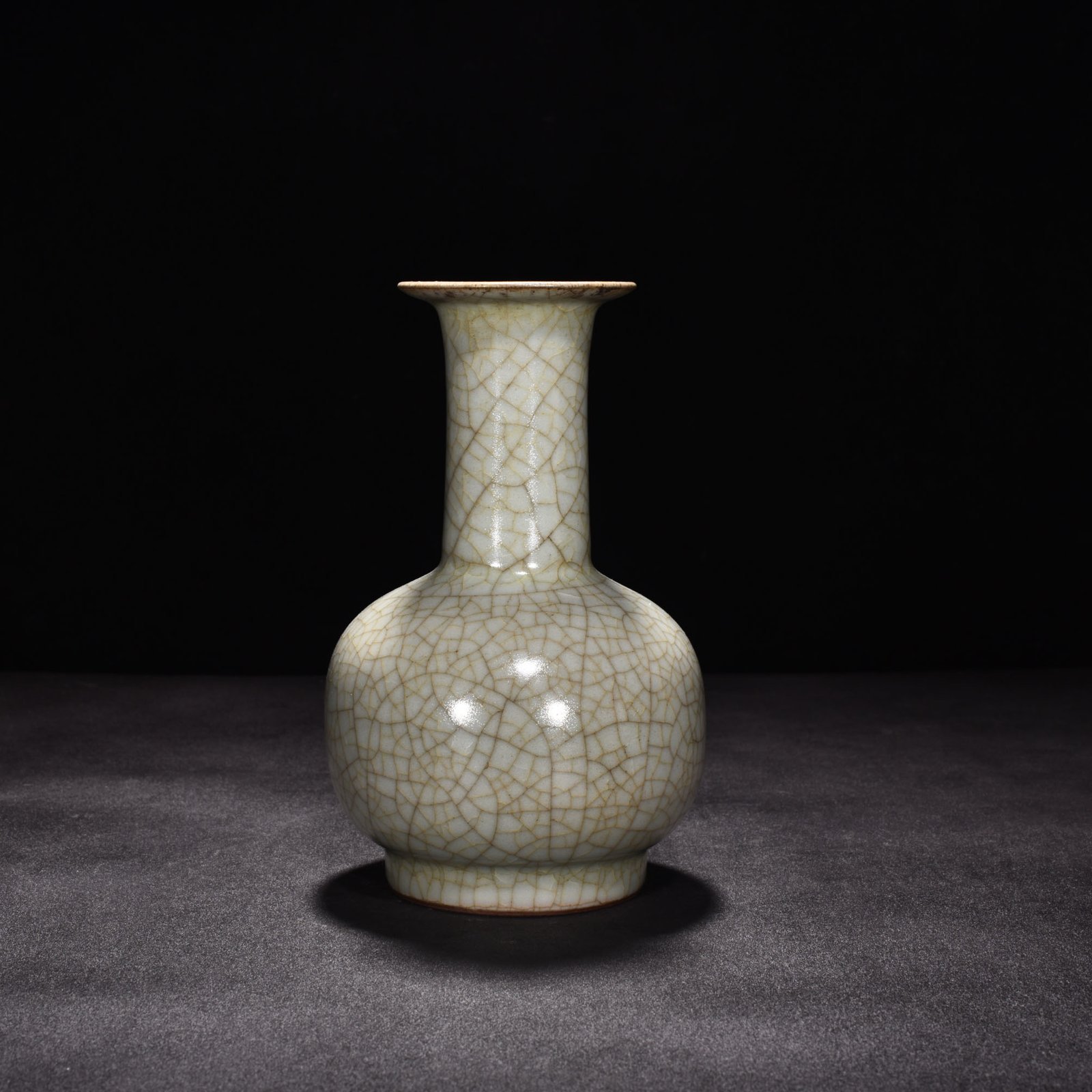 Song Dynasty official kiln moon white glaze vase