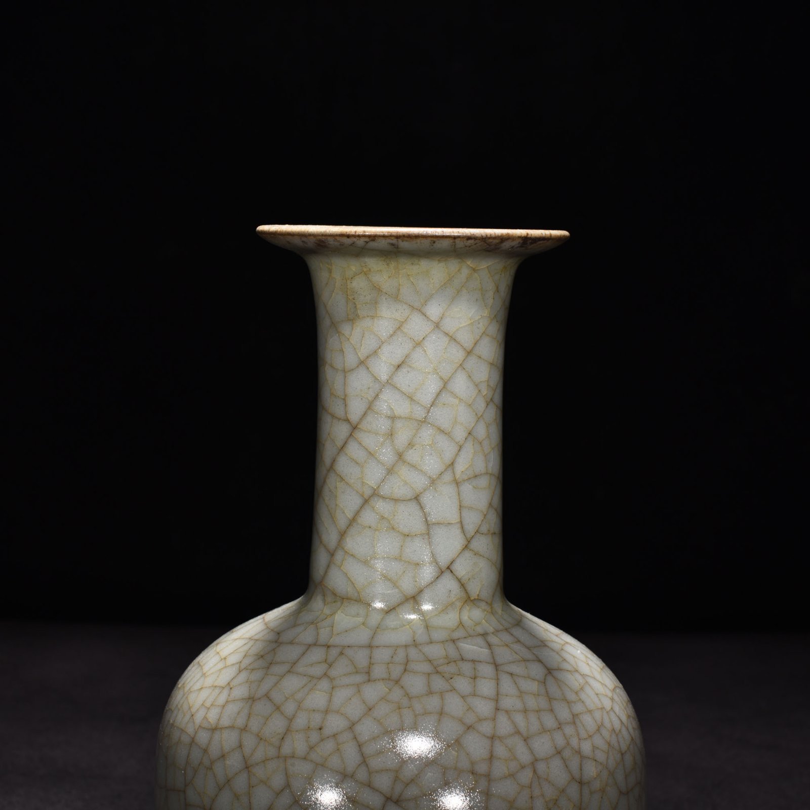 Song Dynasty official kiln moon white glaze vase