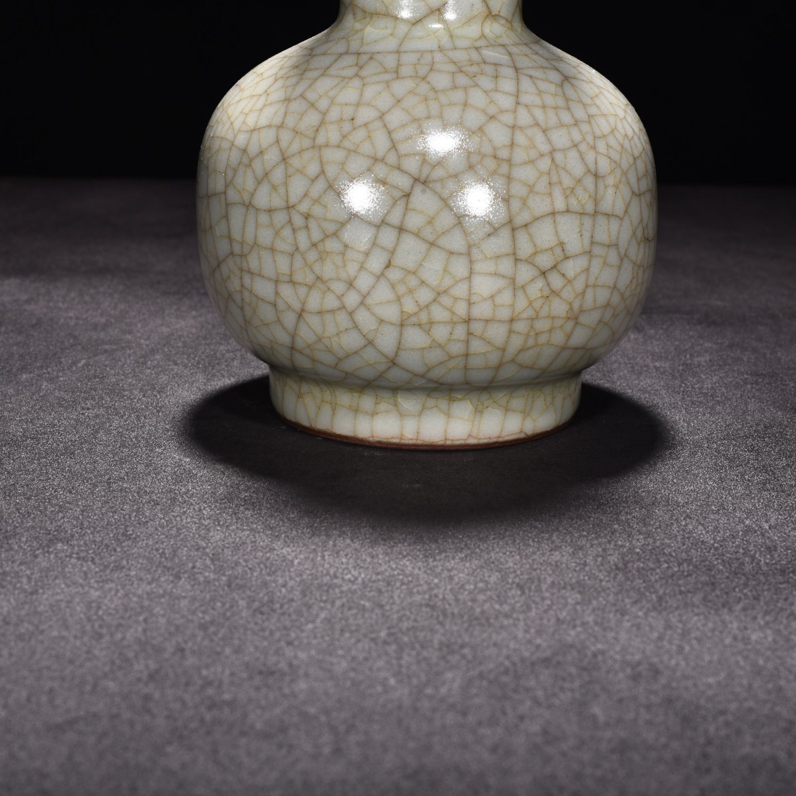 Song Dynasty official kiln moon white glaze vase