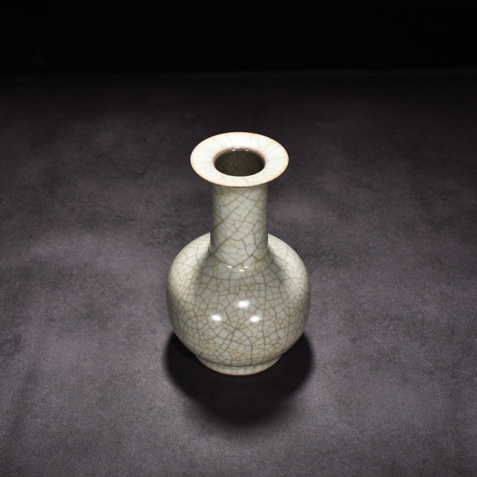 Song Dynasty official kiln moon white glaze vase
