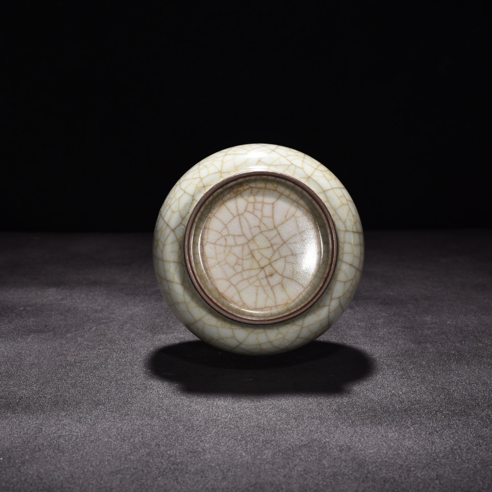 Song Dynasty official kiln moon white glaze vase