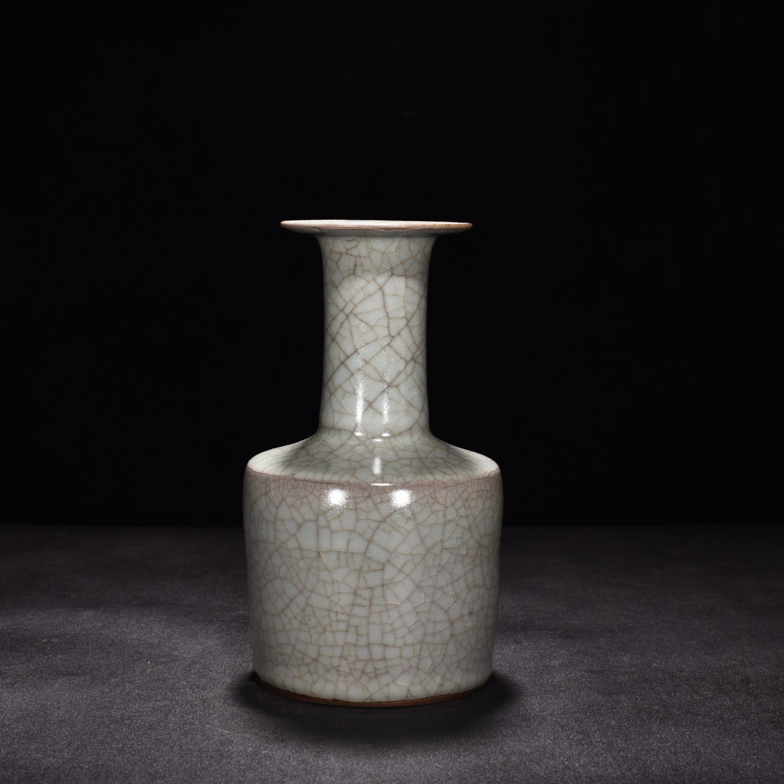 Song Dynasty official kiln moon white glaze dish bottle