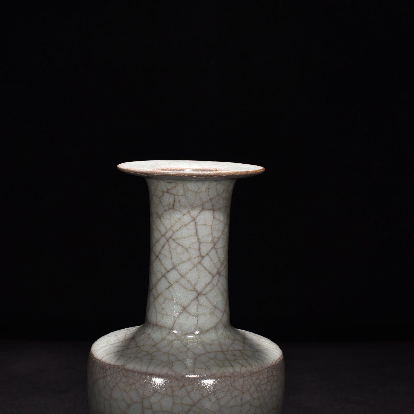Song Dynasty official kiln moon white glaze dish bottle