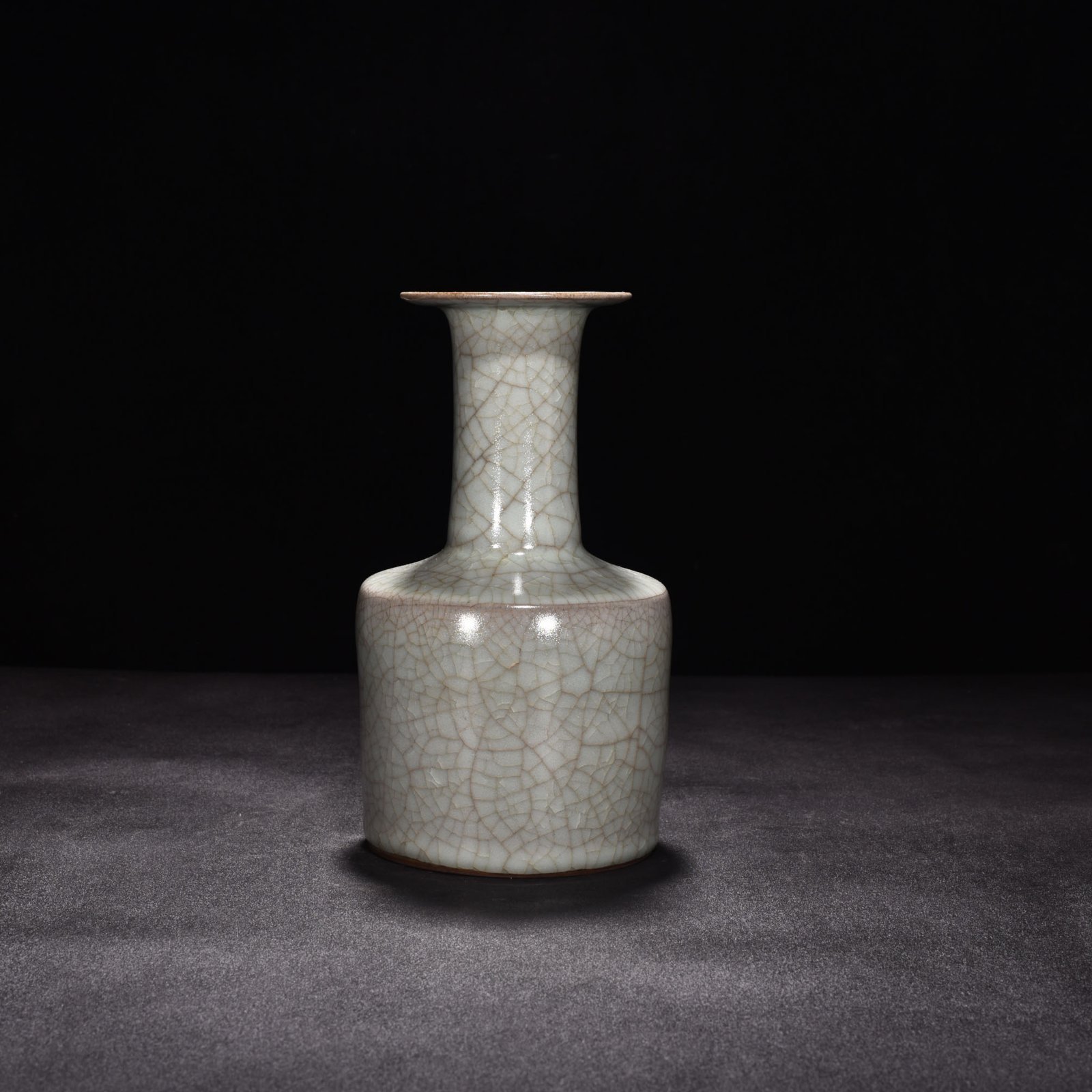 Song Dynasty official kiln moon white glaze dish bottle