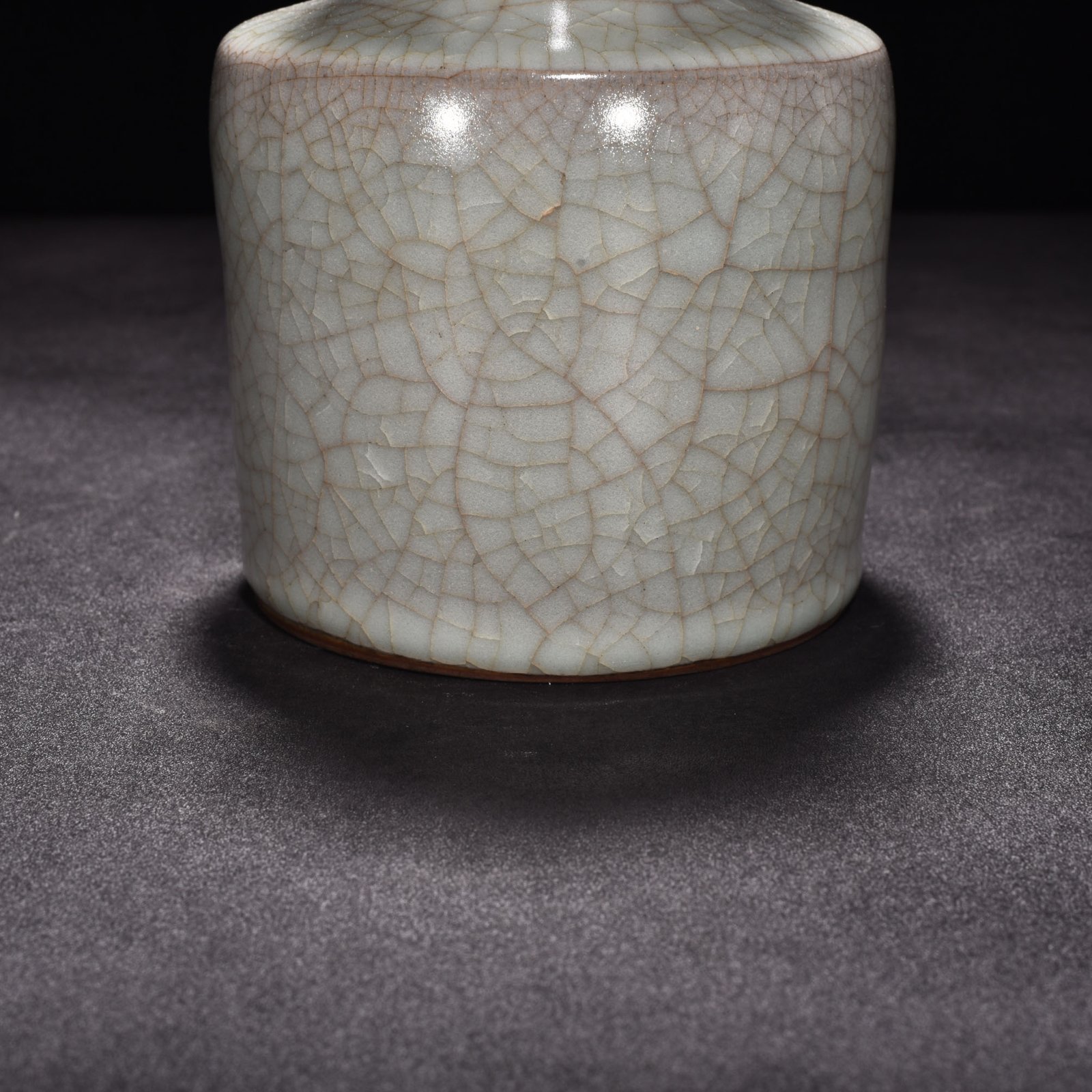 Song Dynasty official kiln moon white glaze dish bottle