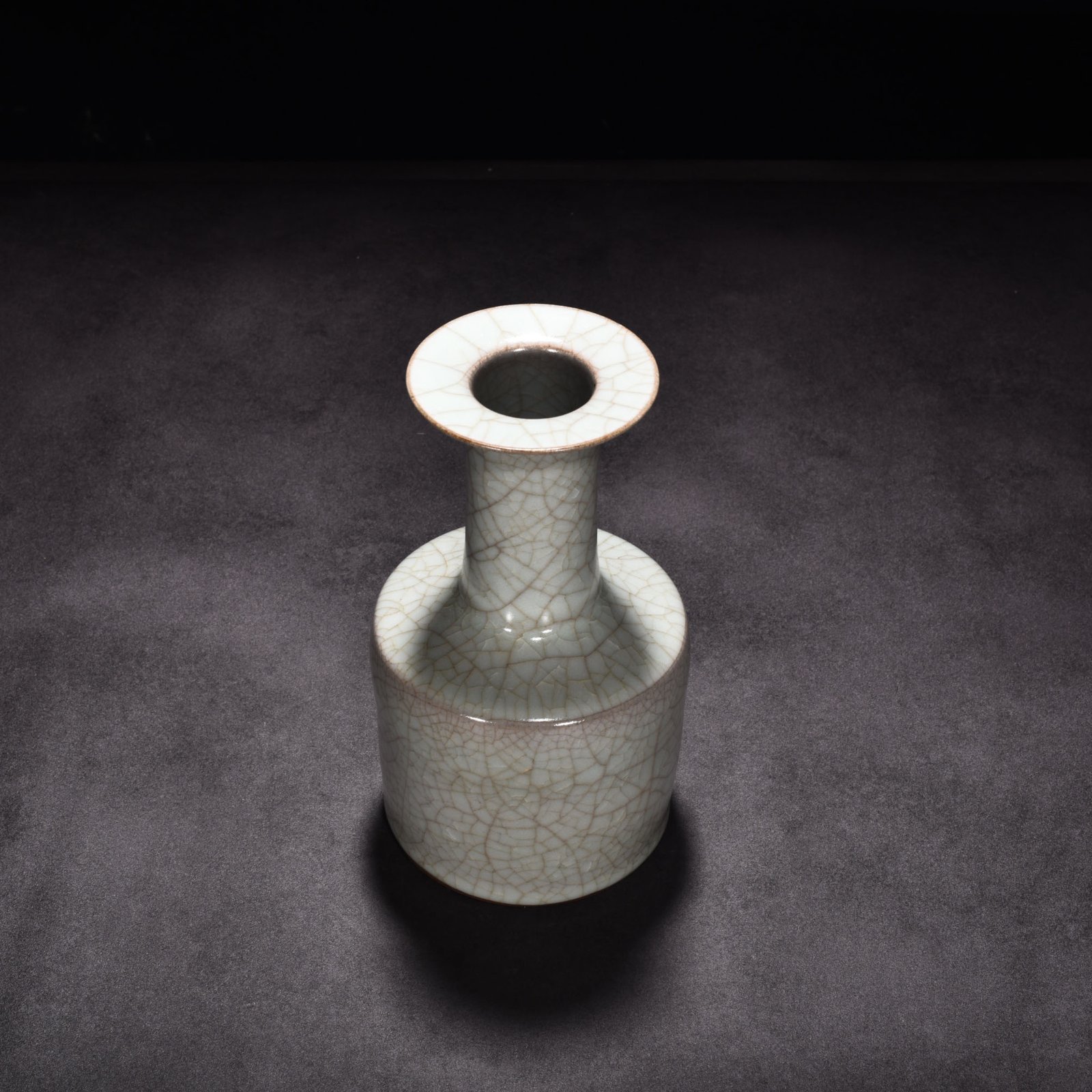 Song Dynasty official kiln moon white glaze dish bottle