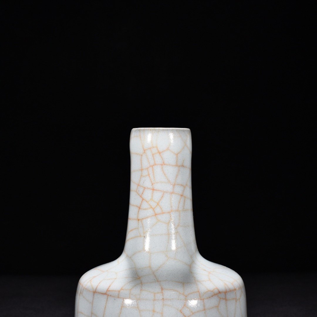 Song Dynasty official kiln moon white glaze paper mallet bottle
