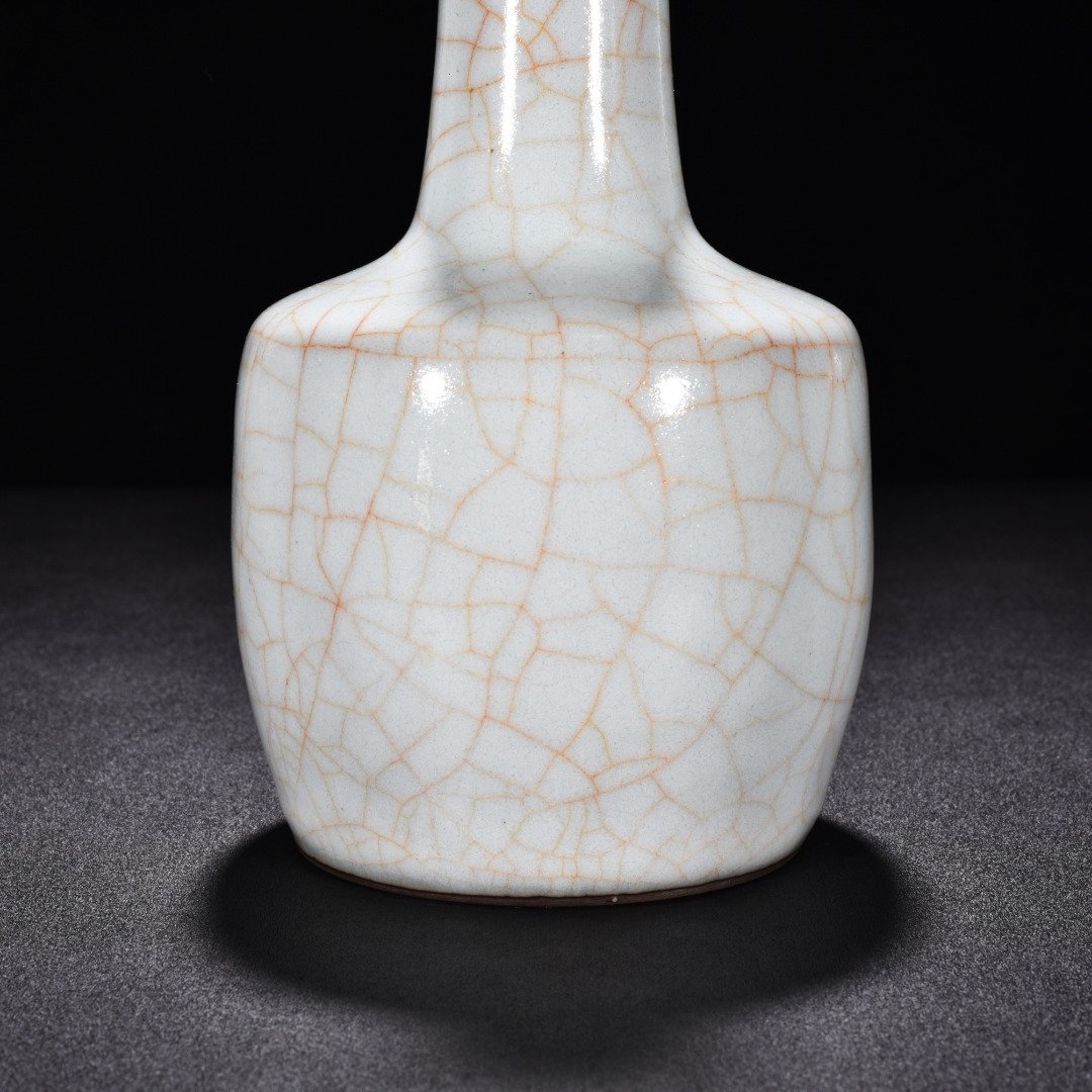 Song Dynasty official kiln moon white glaze paper mallet bottle