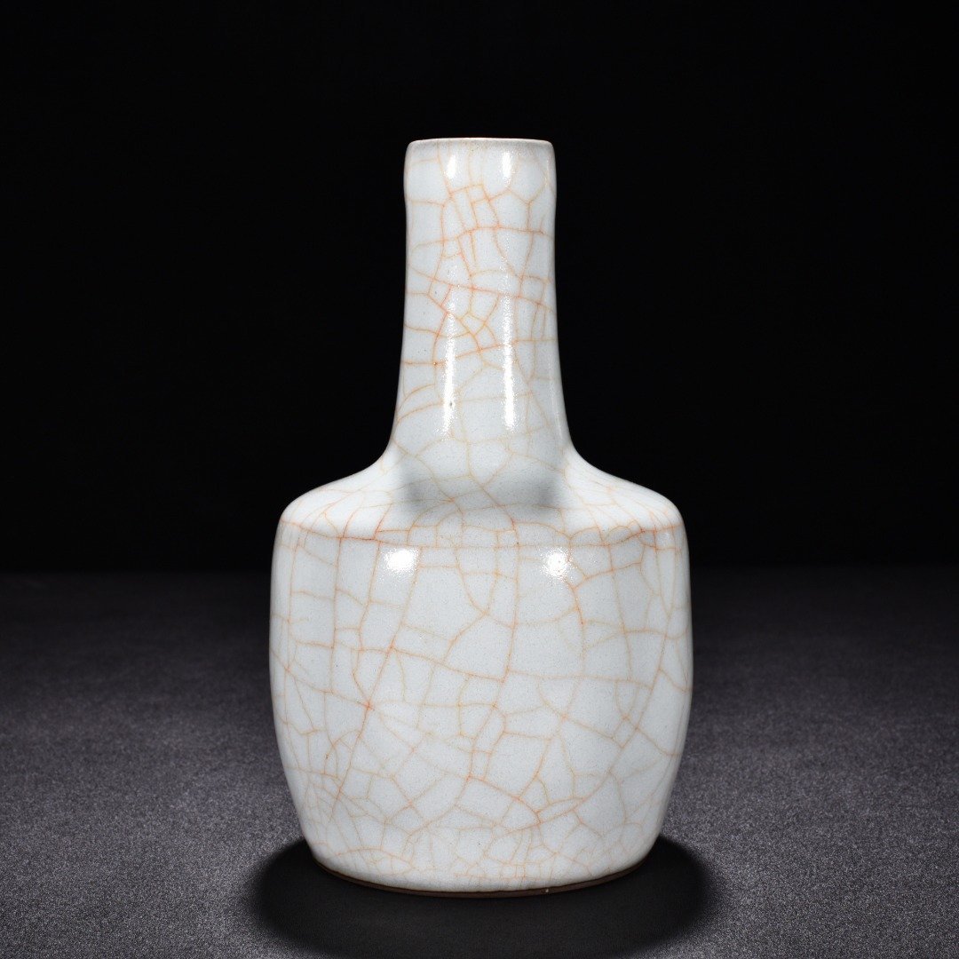 Song Dynasty official kiln moon white glaze paper mallet bottle