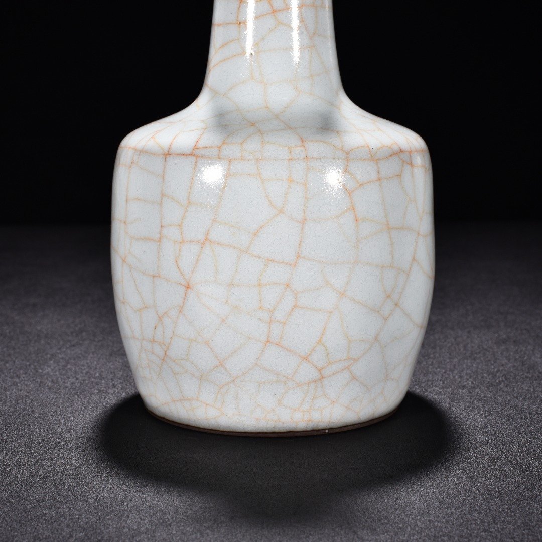 Song Dynasty official kiln moon white glaze paper mallet bottle