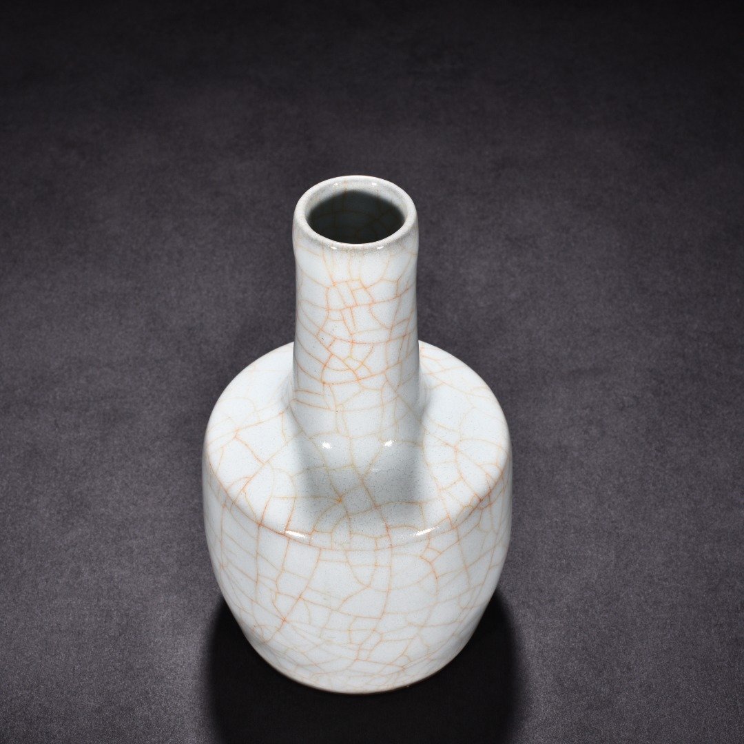 Song Dynasty official kiln moon white glaze paper mallet bottle