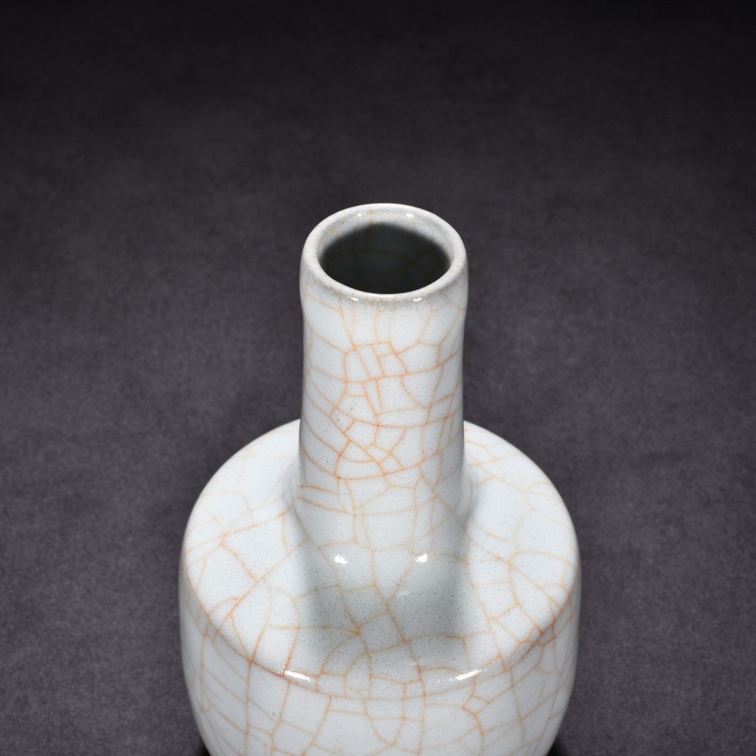 Song Dynasty official kiln moon white glaze paper mallet bottle