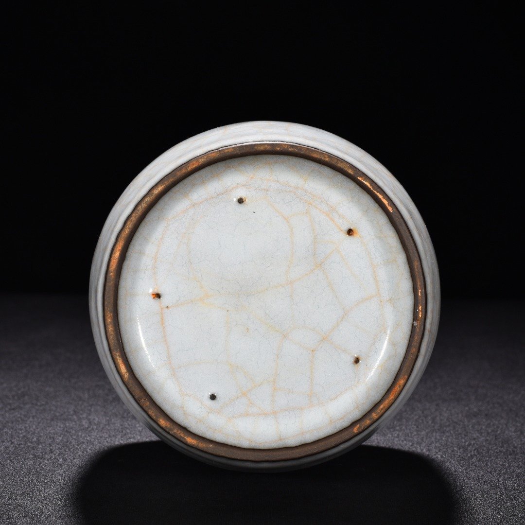 Song Dynasty official kiln moon white glaze paper mallet bottle