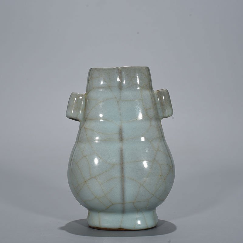 Song Dynasty official kiln moon white glaze through-ear vase
