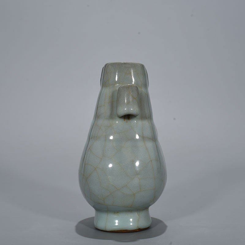 Song Dynasty official kiln moon white glaze through-ear vase