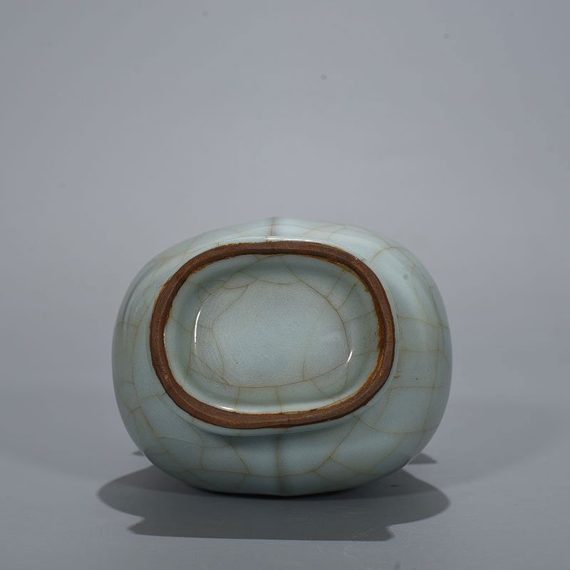 Song Dynasty official kiln moon white glaze through-ear vase